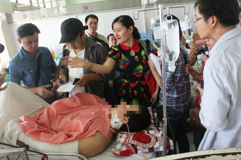 Hon chien o quan ca phe, 3 thanh nien bi chem dut gan tay hinh anh