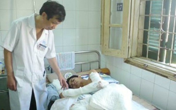 Mot sinh vien bi bong nang trong can phong khoa cua hinh anh