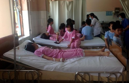 Gan 100 hoc sinh tieu hoc non oi sau khi an xoi hinh anh