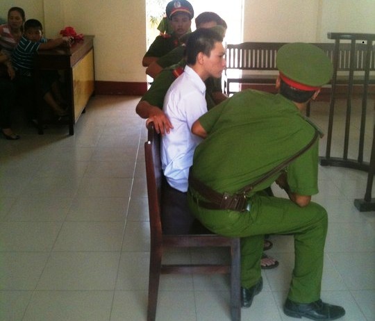 Nguoi tinh thieu nu 15 tuoi ra toa vi toi mua ban ma tuy hinh anh