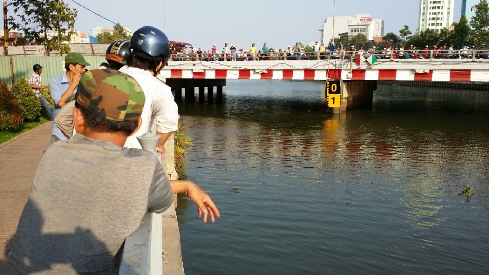 Do xo xem vot xac nguoi phu nu troi tren kenh hinh anh