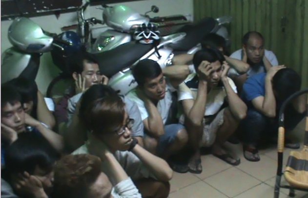 Dot kich quan ca phe to chuc ca do bong da hinh anh