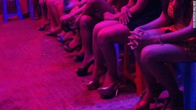 Giai cuu thieu nu bi ep tiep khach trong quan karaoke hinh anh