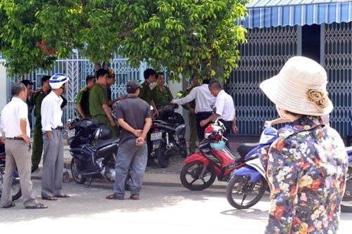 Bao cao su da su dung canh thi the nu chu tiem hot toc hinh anh