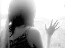 Hai thanh nien giao cau voi be gai cung mot ngay hinh anh