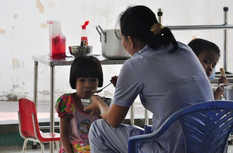 Thanh tra co so co bao mau bao hanh tre nhiem HIV hinh anh