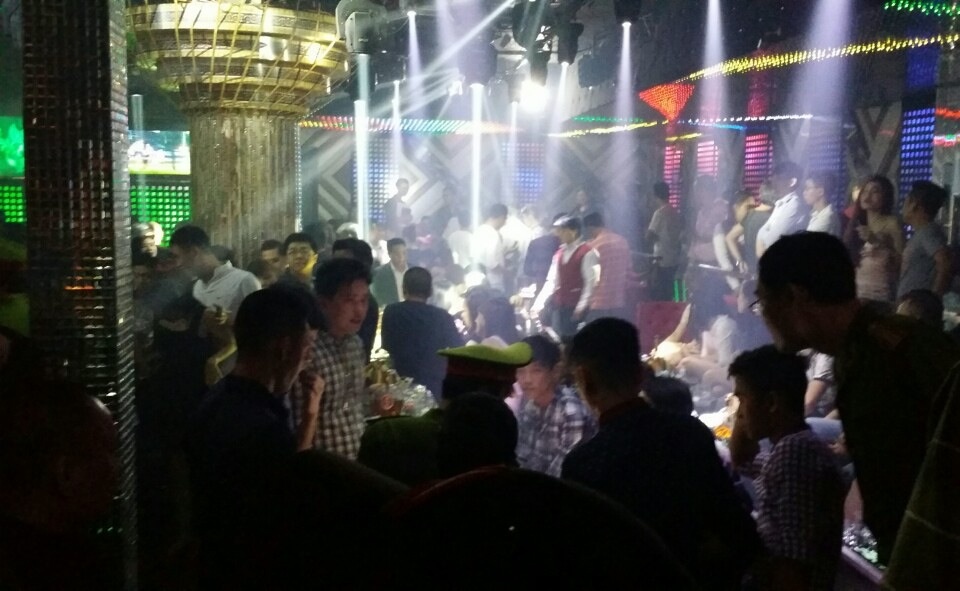 Canh sat ap vao quan bar, hang chuc khach bo chay hinh anh