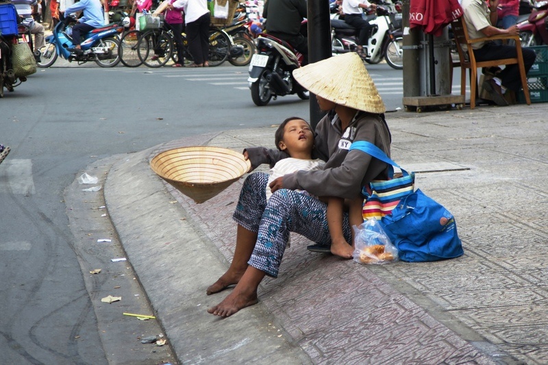 TP HCM ra quan dua nguoi xin an ve co so bao tro truoc 30/4 hinh anh