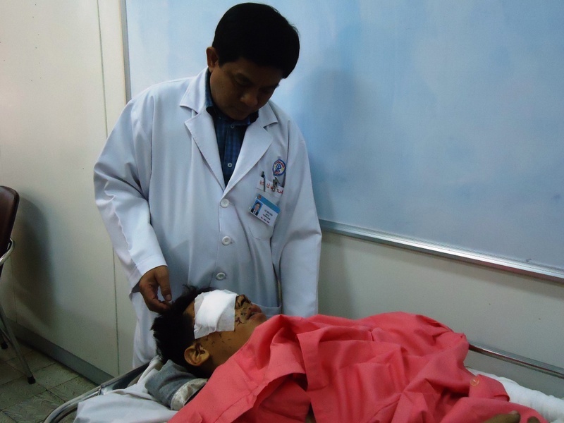 No ong dan khi, mot cong nhan bi vo nhan cau mat hinh anh