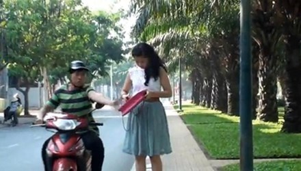 Ga trai chuyen rinh nguoi giao dich ngan hang de cuop hinh anh