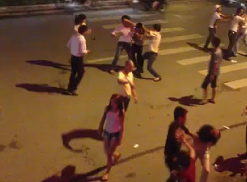 Hai nhom thanh nien 'huyet chien', 4 nguoi thuong vong hinh anh