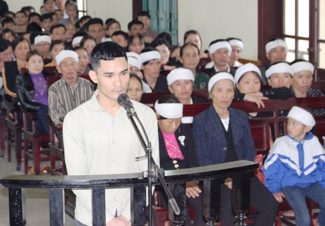 Bị cáo Phố trước vành móng ngựa.