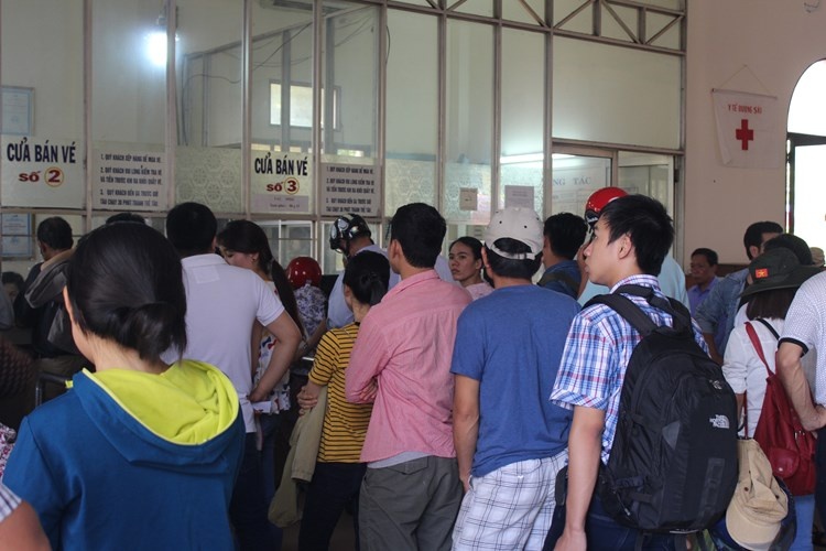 Tau, xe chat kin khach sau ky nghi dai ngay hinh anh