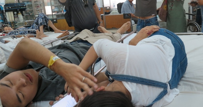 Ca gia dinh bi nan tren duong di du lich ve hinh anh