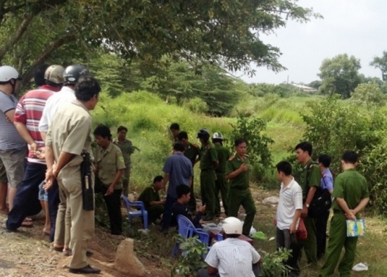 Nghi an doi nam nu phi tang xac nguoi xuong cau o Sai Gon hinh anh