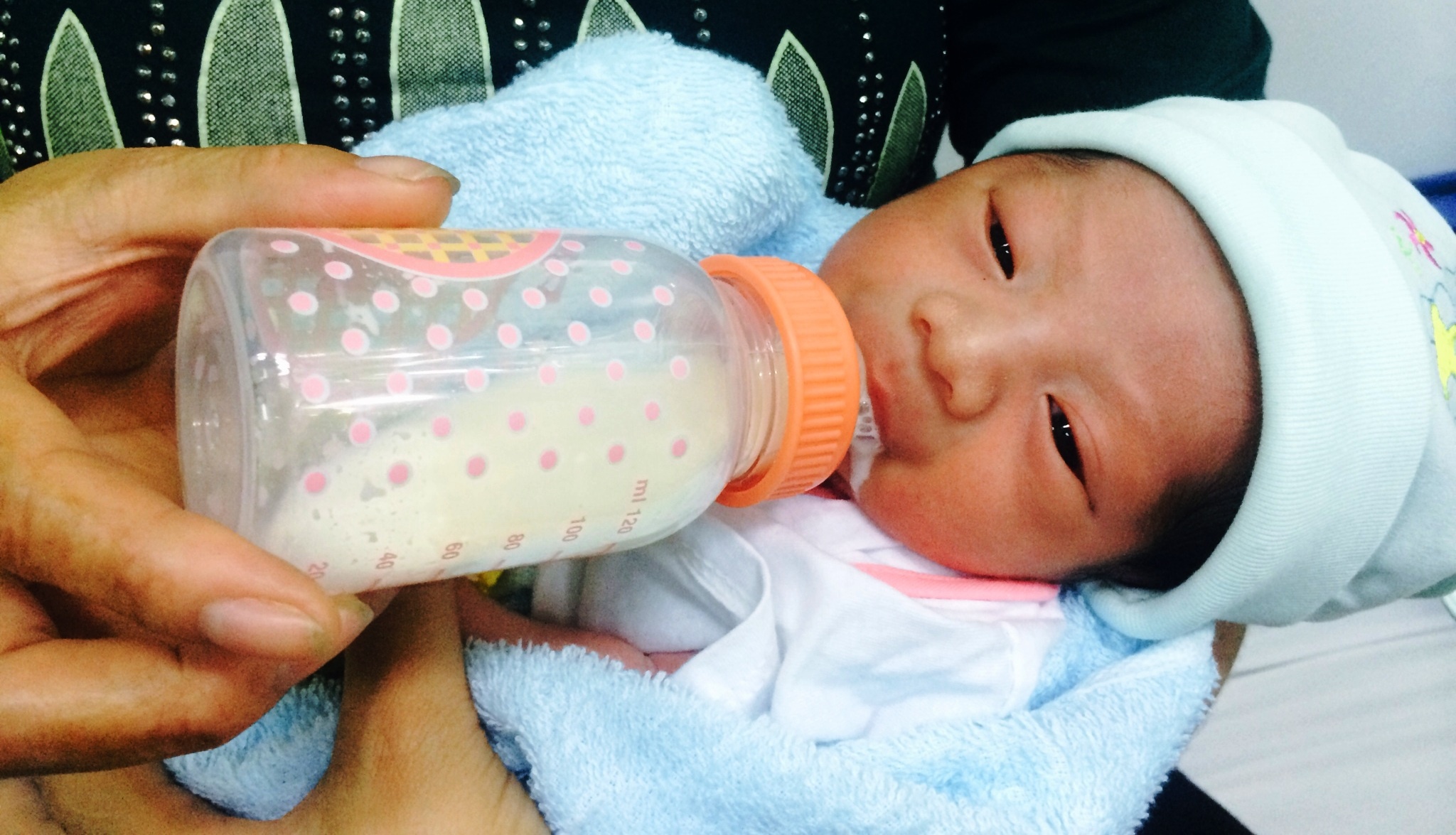 Be trai so sinh bi vut trong thung rac o Sai Gon hinh anh