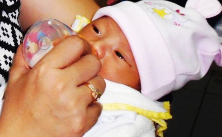 Nhieu nguoi xin nuoi be trai bi bo trong thung rac o Sai Gon hinh anh