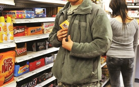 Thieu nien cam dao chem bao ve giai cuu dong bon hinh anh