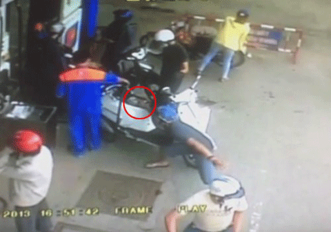 Nguoi dan ong bao bi giat tui co nua ty o cay xang Sai Gon hinh anh
