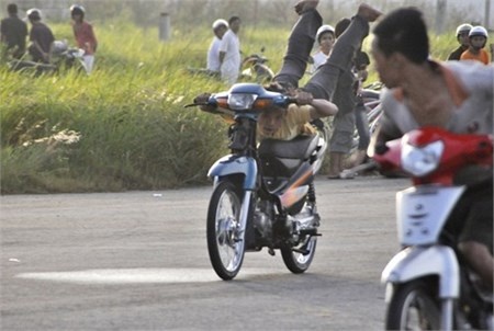 Nhieu thanh nien ghi hinh dua xe roi tung len mang hinh anh