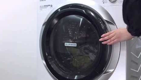 Be 7 tuoi chet ngat trong may giat hinh anh