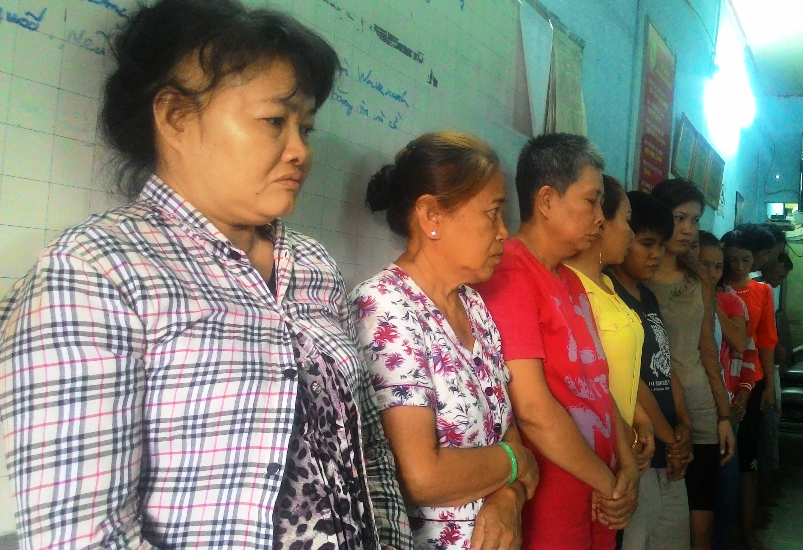 Canh sat ap vao cho, tieu thuong danh bac nhay xuong song hinh anh