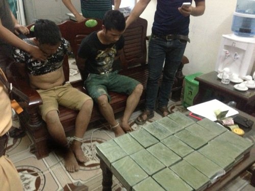 Giàng A Sáu và Sùng A Ký cùng tang vật là 40 bánh heroin.