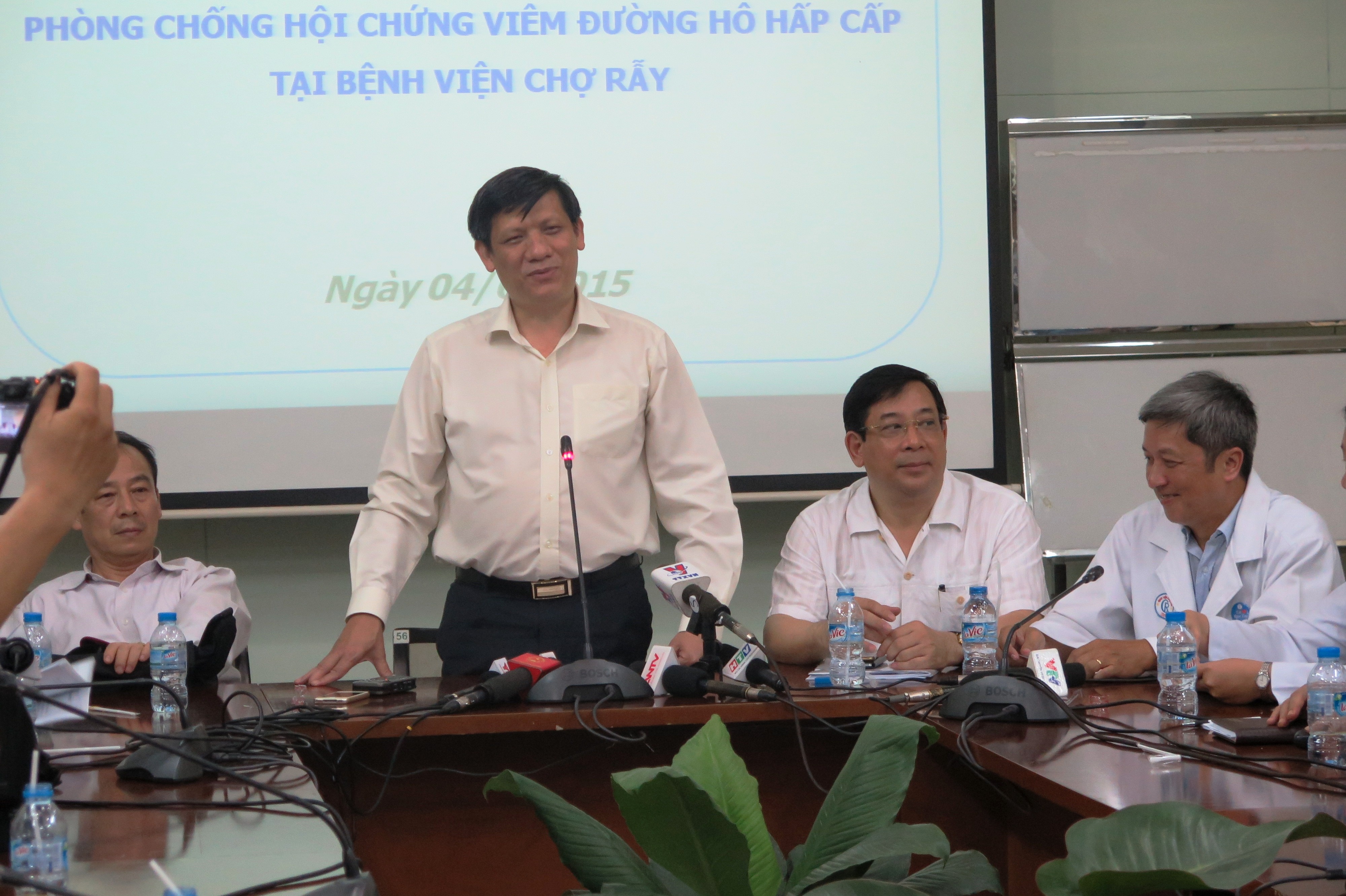 Thứ trưởng Bộ Y tế tổ chức họp báo khẩn thông tin tình hình dịch bệnh Mers-CoV tại phía Nam. Ảnh: Khánh Trung.