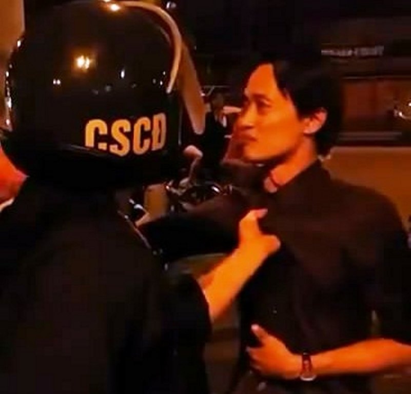 Vu canh sat co dong tum ao nguoi dan: Xu ly khong bao che hinh anh