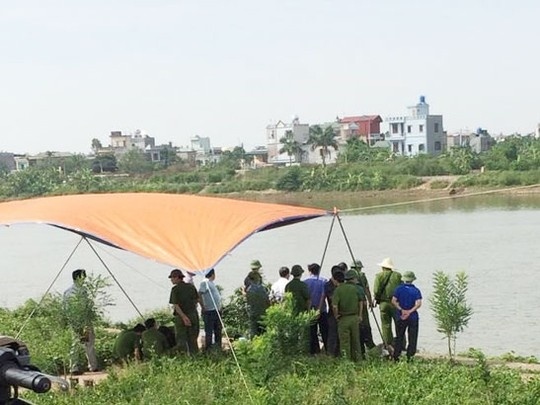 Ke giet vo, bo xac vao bao tai tha xuong song khai gi? hinh anh