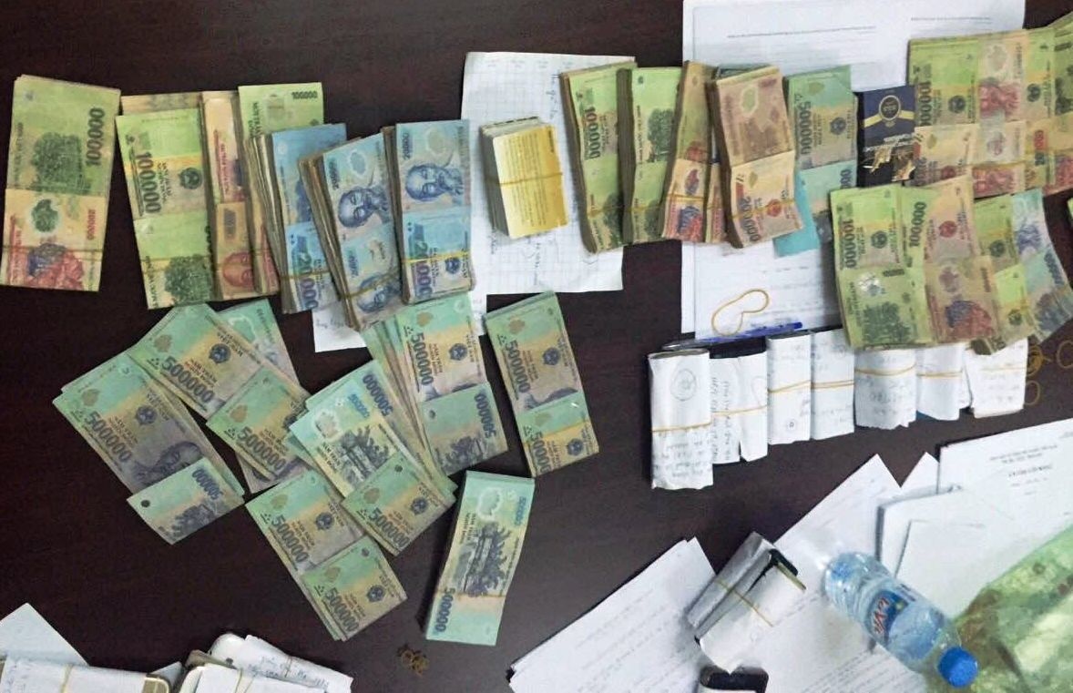 Tiền tang vật của các con bạc bị công an bắt quả tang. Ảnh: Khánh Trung.