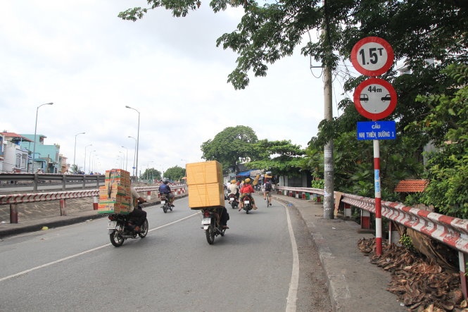 Sap thay cay cau 90 tuoi tai TP HCM hinh anh