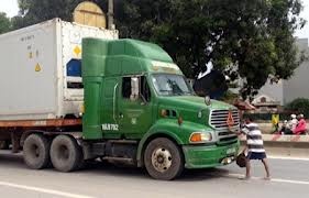 Xuat hien tinh trang chan xe tai cuop tien hinh anh