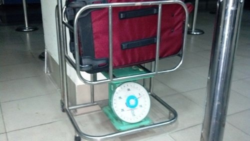 Dinh chi nhan vien hang khong nem giay to cua khach hinh anh