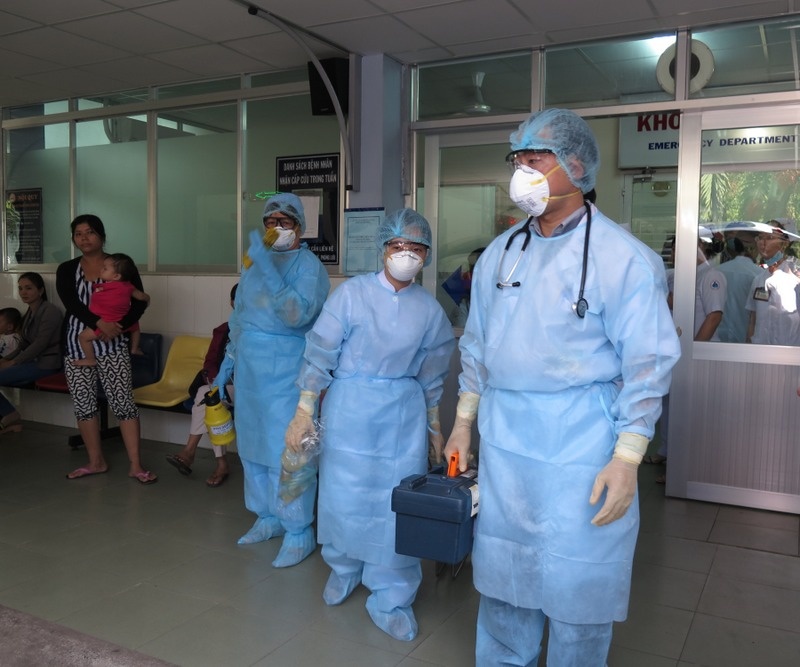 Bệnh viện Nhi đồng 1 tổ chức một nhóm bác sĩ mặc quần áo, đeo khẩu trang bảo hộ tránh lây nhiễm đang đứng đón xe cấp cứu chuyển bệnh nhi từ dưới tỉnh tới.