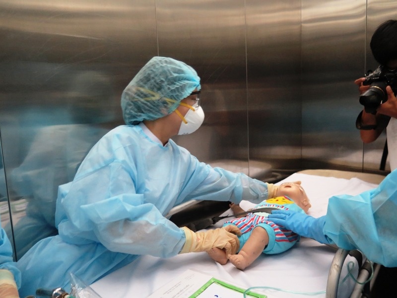 Đưa bệnh nhi lên lầu bằng thang máy.