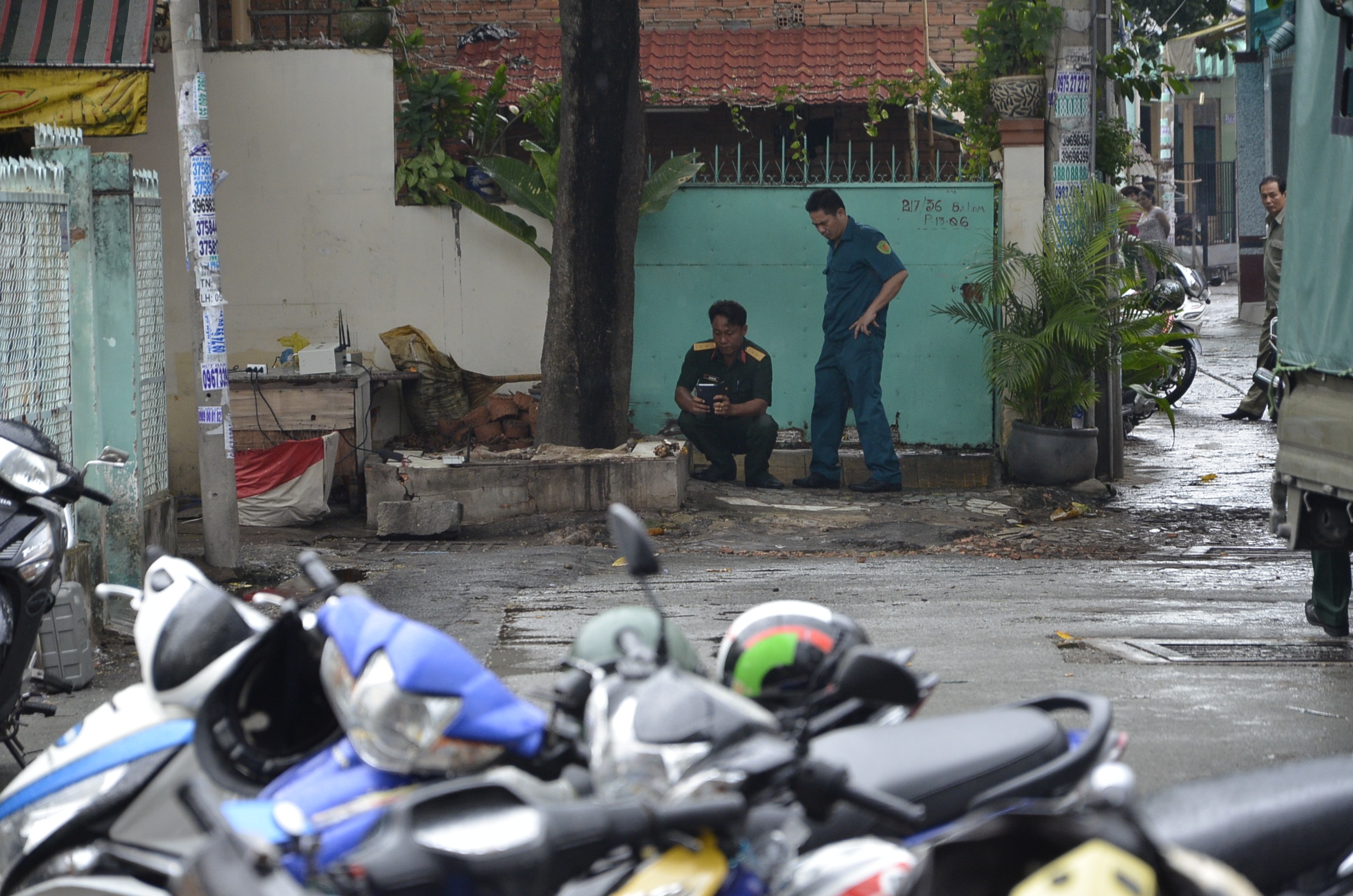 Lực lượng chức năng đang dùng máy dò tìm mìn. Ảnh: Khánh Trung.