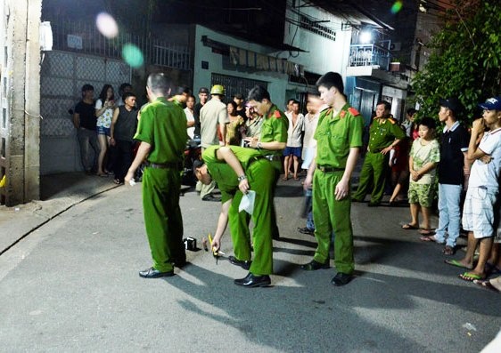 Dang don xe om giua khuya, canh sat bi giang ho dam chet hinh anh