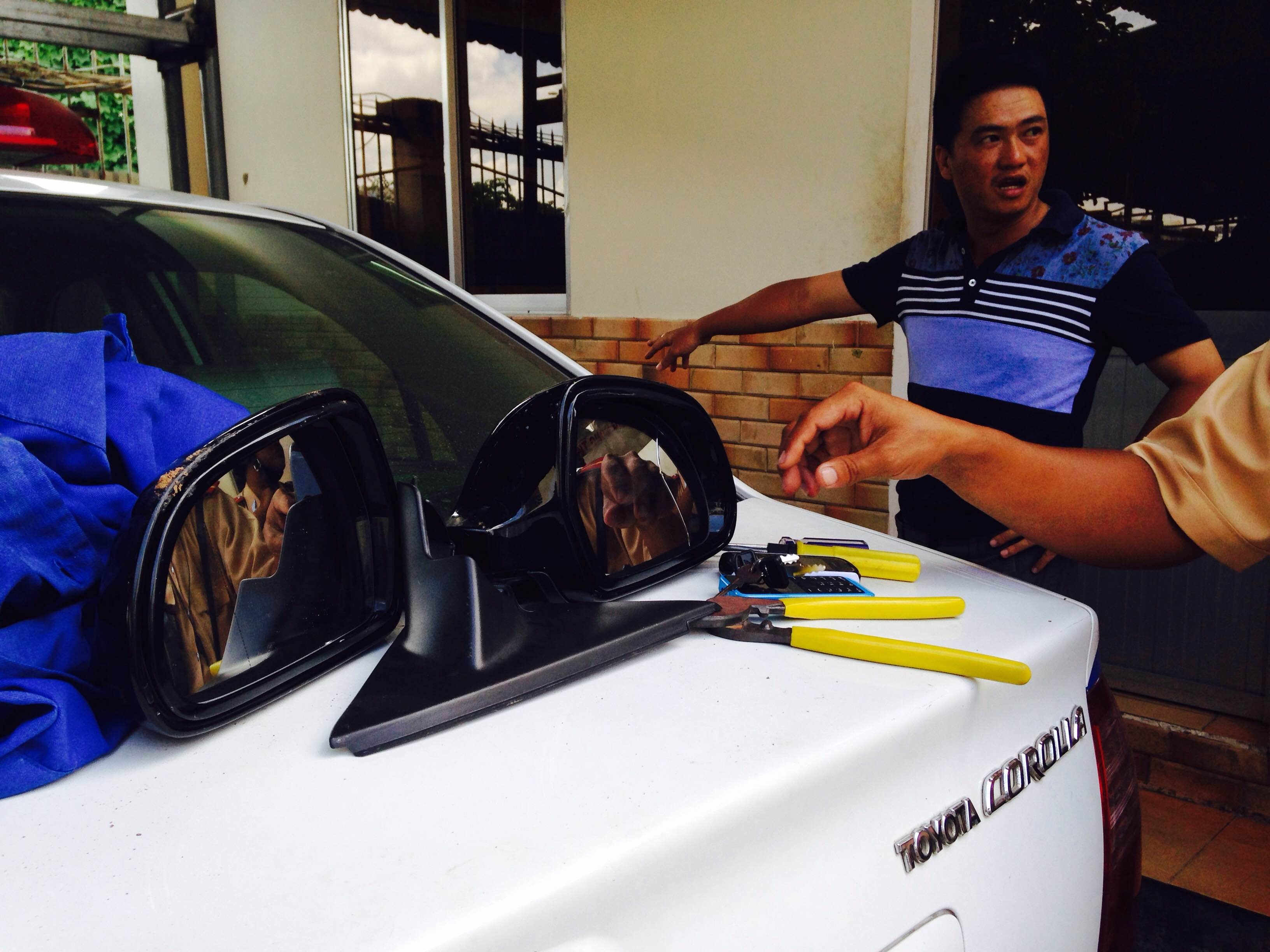 Canh sat truy duoi 2 thanh nien trom guong xe Audi hinh anh