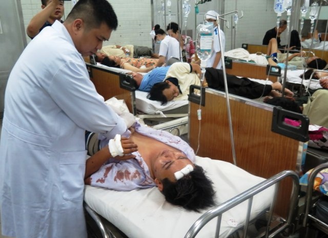 Hai nhan vien benh vien bi gay chan trong xe cuu thuong hinh anh