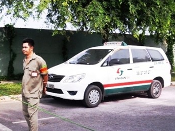 Binh xang 2 lit canh thi the tai xe trong taxi o Sai Gon hinh anh