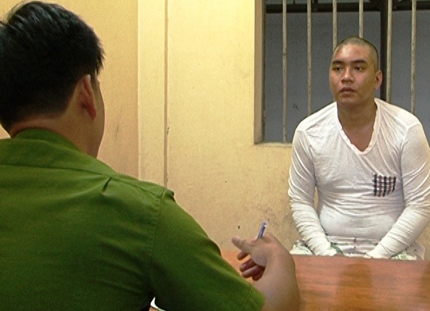 Bat nhom con do vo co danh nguoi, tan cong canh sat hinh anh
