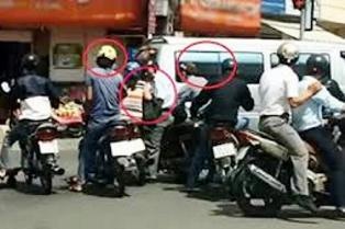 Nhom nguoi nuoc ngoai bi nghi dan canh cuop tien hinh anh