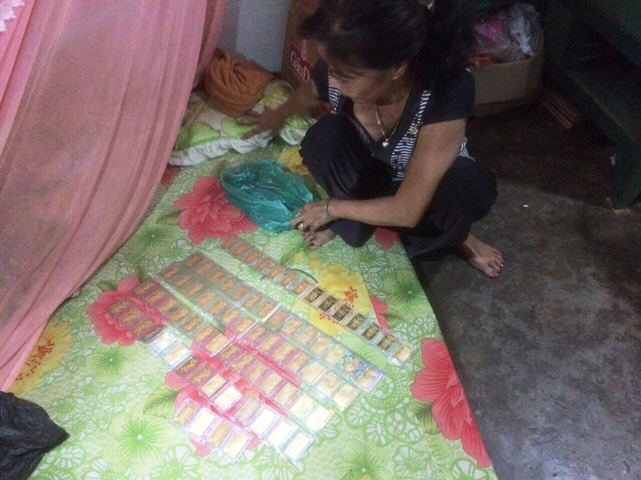 Nguoi giup viec trom 74 luong vang cua cu ong 72 tuoi hinh anh