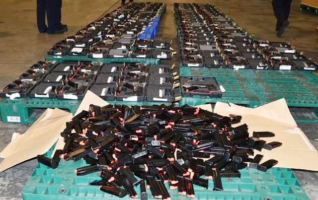 Số súng đạn bị Hải quan sân bay Tân Sơn Nhất phát hiện. Ảnh: Hải quan sân bay cung cấp.