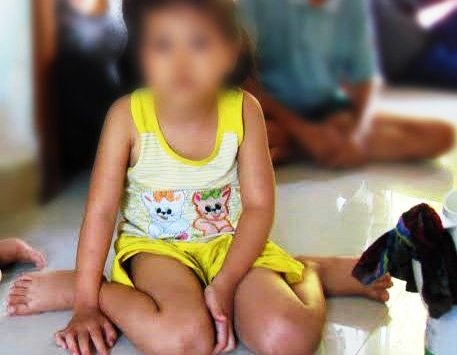 Can tien tieu xai, 2 thieu nien bat coc be 4 tuoi hinh anh