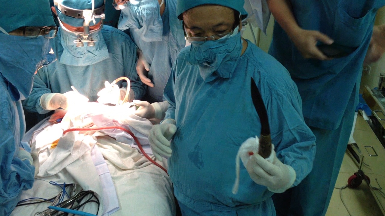 Bo truong Y te khen kip mo cuu be bi dao dam xuyen so hinh anh