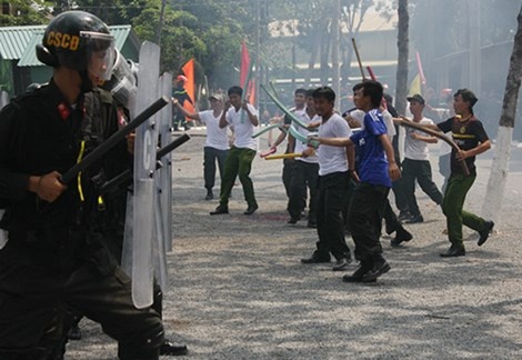 Tấn công nhóm người bạo động có hung khí.