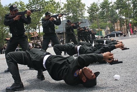 Nằm ngửa bắn súng.