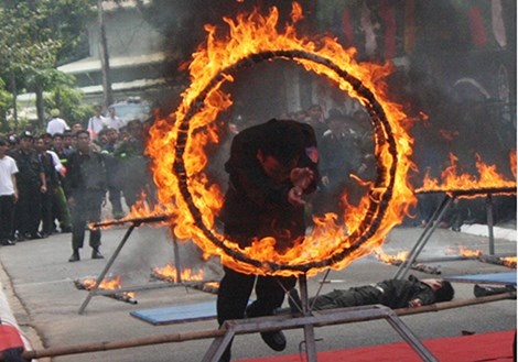 Vượt qua vòng lửa.